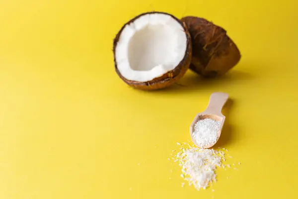 Kokosnuss Und Holzlöffel Mit Kokosmehl Auf Gelbem Hintergrund Minimales Kreatives — Stockfoto
