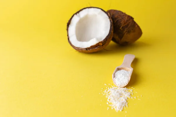 노란색 배경에 코코넛 밀가루와 코코넛과 숟가락 최소한의 창의적인 로열티 프리 스톡 이미지