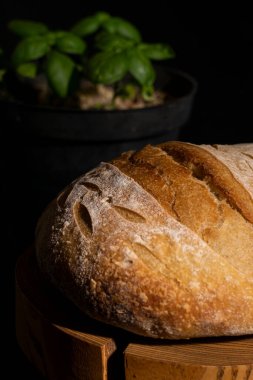 Ev yapımı geleneksel ekmek ve un. Mutfakta, ahşap bir masada, üzerinde fotokopi alanı olan.