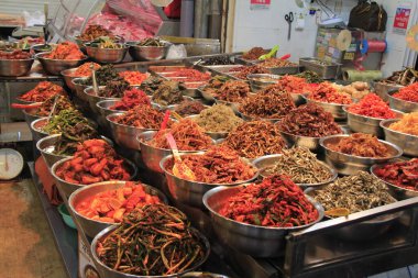 sokak yemekleri, balıklar, deniz ürünleri, sebzeler, et, baharatlar ve diğer ürünler.