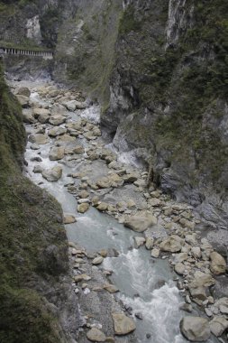 İtalya 'nın kuzeyinde bir kanyonda küçük bir köprü.