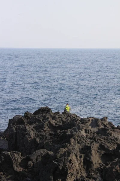 Молодая Женщина Море Побережье Острова — стоковое фото