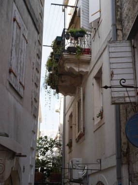Klasik bir Avrupa eski kasaba atmosferi, miras ve seyahatin özünü yakalıyor.