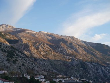 Karadağ 'ın sakin bir kıyı köyü olan Dobrota, sisli dağlar ve sakin sular arasında yer alıyor