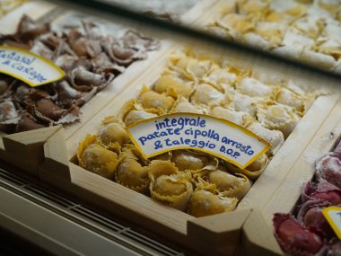 Yeni yapılmış İtalyan makarnası.