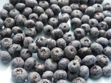 Canlı ve sulu böğürtlenler sağlıklı yeme, organik gıda ve antioksidan kavramını vurgular.