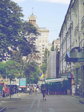 Ukrayna 'nın başkenti Kyiv' de canlı bir cadde. Tarihi binalar, modern kafeler ve hayat dolu şehir hayatı.