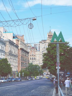 Ukrayna 'nın başkenti Kyiv' de canlı bir cadde. Tarihi binalar, modern kafeler ve hayat dolu şehir hayatı.