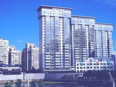 Çağdaş mimariyi yansıtan, yüksek binaları olan modern bir şehir manzarası.