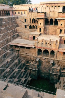Karmaşık taş mimarisi ve simetrik merdivenleriyle antik Stepwell, tarihi Hint mühendisliği sergiliyor..