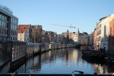 Tarihi tuğla binaları, hareketli yayaları ve şenlikli dekorasyonları olan büyüleyici bir Avrupa caddesi. Şehir atmosferi şehir hayatının özünü modern dükkanlar ve klasik mimarinin karışımıyla yakalıyor.