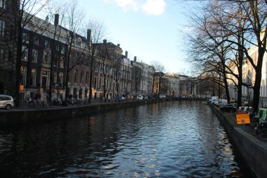 Tarihi tuğla binaları, hareketli yayaları ve şenlikli dekorasyonları olan büyüleyici bir Avrupa caddesi. Şehir atmosferi şehir hayatının özünü modern dükkanlar ve klasik mimarinin karışımıyla yakalıyor.