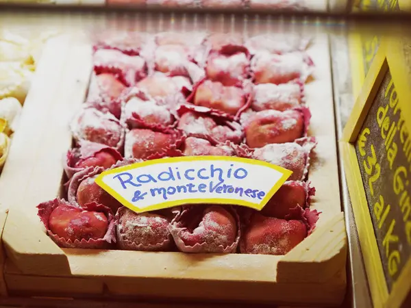 Radicchio ve Monte Veronese peyniri ile dolu parlak pembe ravioli, İtalyan spesiyali..