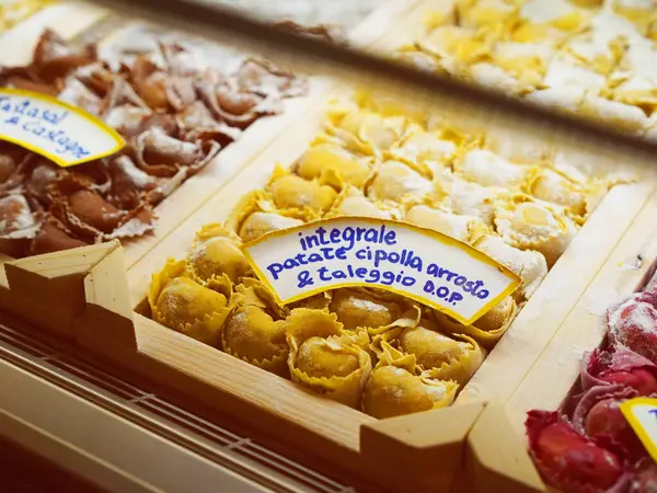 Kızarmış patates, soğan ve Taleggio D.O.P. ile kepekli ravioli. peynir.