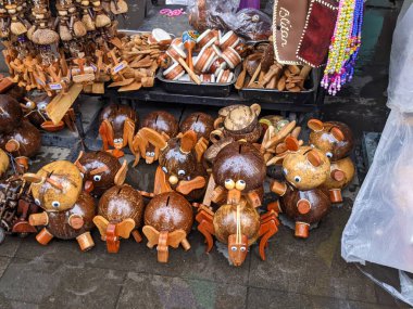 Doğu Java 'daki çeşitli yerel hatıralar.