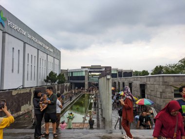 Birçok ziyaretçiyle birlikte Bung Karno kütüphane binasının manzarası