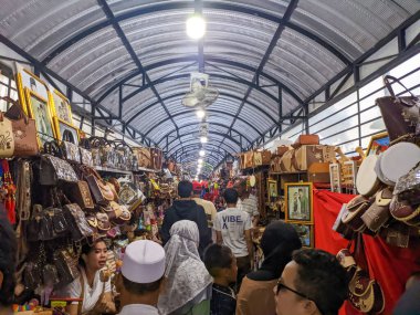 Birçok satıcının ziyaretçilere el sanatları sattığı bir sokak manzarası.