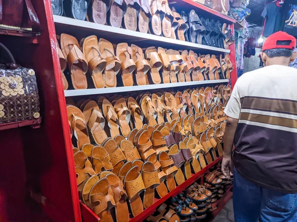 Satılık Çeşitli Blitar Özel Sandaletleri Sergileniyor — Stok fotoğraf