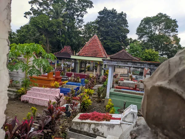 インドネシアのブリタールに多くの墓がある公共墓地の眺め — ストック写真