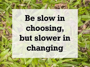 Arkaplanı İngilizce olan bir alıntı metni. Seçimde yavaş ol, ama değişimde yavaş ol.