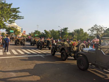 Surabaya geçit töreninde bir askeri araba. Surabaya, Endonezya - Mayıs, 2023