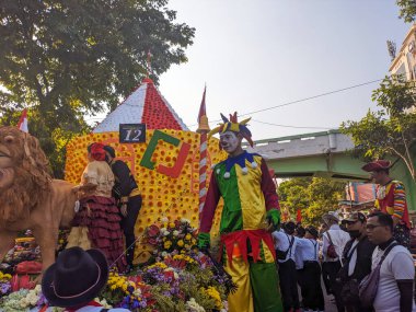 Surabaya 'nın doğum günü kutlamasında palyaço gibi giyinmiş bir tören üyesi. Surabaya, Endonezya - Mayıs, 2023