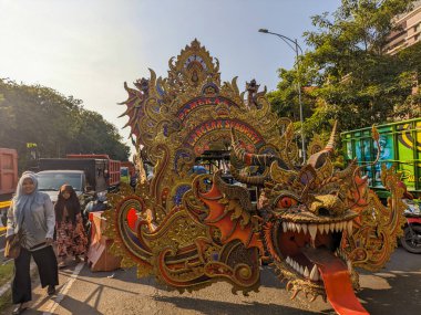 Surabaya 'nın 730. yıldönümünde ejderha şeklinde bir geçit aracı.