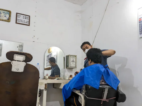 Barbiere Che Taglia Capelli Suo Cliente Surabaya Indonesia Giugno 2023 — Foto Stock