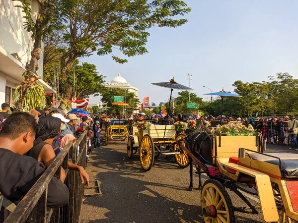 Delman Pociągi Które Ustawione Kolejce Paradzie Okazji Urodzin Surabaya Surabaya — Zdjęcie stockowe
