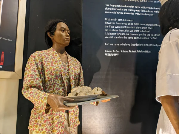 Manichino Femminile Indonesiano Che Trasporta Cibo Nel Museo Del Sepolcro — Foto Stock