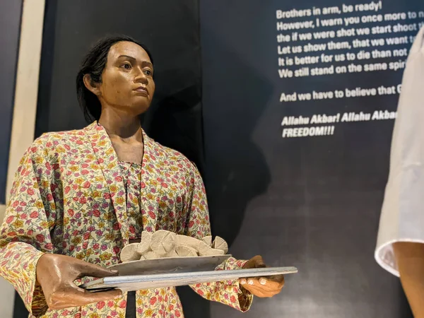 Bir Endonezyalı Kadın Manken Kasım Ayının Mezarı Müzesinde Yiyecek Taşıyor — Stok fotoğraf