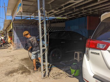 Yıkanan bir araba. Surabaya, Endonezya - Mayıs, 2023