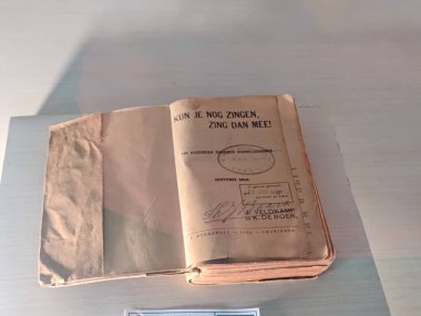 Endonezya 'da sömürgecilik döneminde bir antika kitap. Mezarlık Kasım Müzesi' nde sergileniyor.