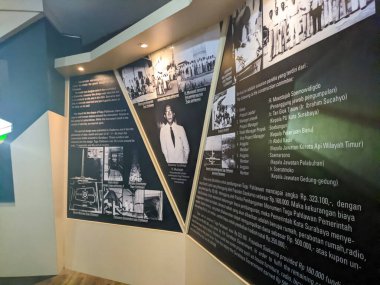 Mezarlık Kasım Müzesi 'nde tarihi bilgileri gösteren bir ekran.