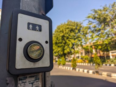 yaya geçidi için trafik ışığını yakmak için bir düğme