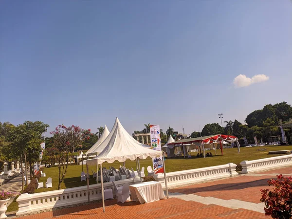 Widok Zielone Pole Namiotem Przy Pomniku Bohaterów Surabaya — Zdjęcie stockowe