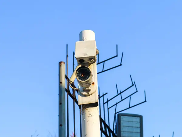 屋外公園の棒に取付けられているCctvのカメラ — ストック写真