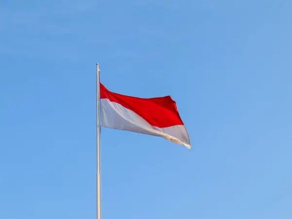 Indonesia Flagga Stolpe Med Himmel Bakgrund — Stockfoto
