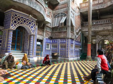 Birçok ziyaretçiyle birlikte Tiban Camii 'nin içinde.