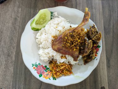 Bir porsiyon nasi bebek ya da masada kızarmış ördek. Endonezya yemekleri