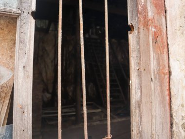 Terk edilmiş binanın kırık penceresi