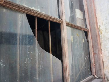 Terk edilmiş bir binanın kırık penceresi. Surabaya, Endonezya - 4 Ocak 2024