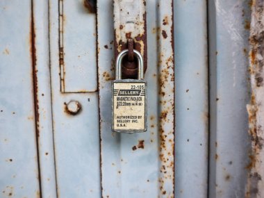 Kapıyı asma kilidi kapat. Surabaya, Endonezya - 4 Ocak 2024