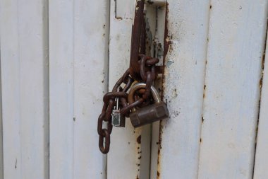 Kilidi kapat ve kapıyı kilitle. Surabaya, Endonezya - 4 Ocak 2024