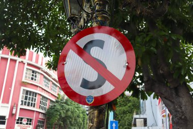 Yolda dur tabelası var. Surabaya, Endonezya - 4 Ocak 2024