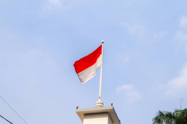 Majapahit Otel, Surabaya 'da gökyüzü arka planında Endonezya bayrağı