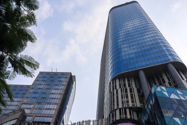 Tunjungan Plaza bölgesinde yüksek bir bina. Surabaya, Endonezya - 21 Şubat 2024