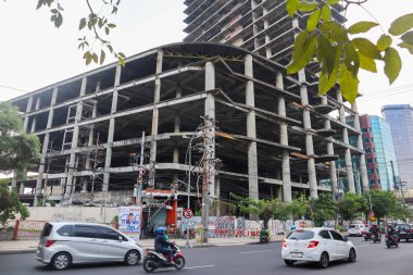 terk edilmiş bina inşaatı. Surabaya, Endonezya - 21 Şubat 2024