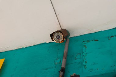 Evin ya da dükkanın durumunu kaydetmek için bir güvenlik kamerası. Surabaya, Endonezya - 21 Şubat 2024