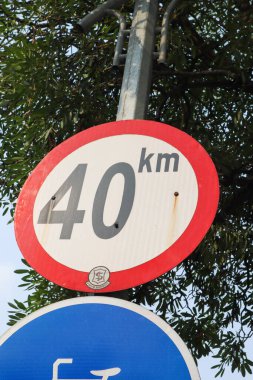 Hız limiti işaretini saatte 40 km ile kapatın. Surabaya, Endonezya - 21 Şubat 2024